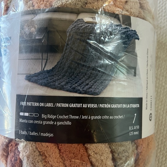 New BERNAT BLANKET EXTRA THICK YARN - Clay Caramel 600gr, 72yrd - Picture 3 of 4